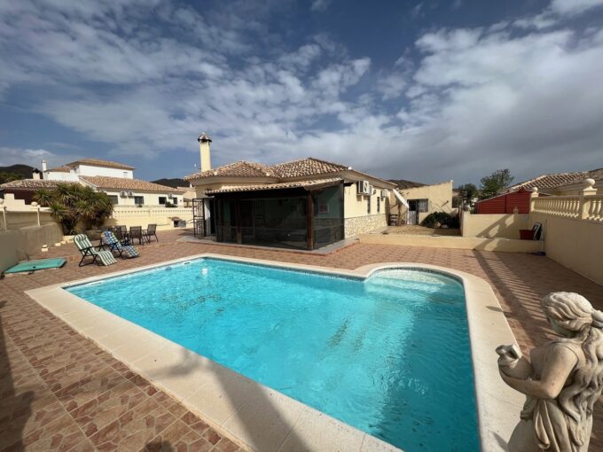 Los Higuerales villa and pool