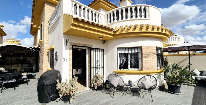 Renovated 3 Bed, 2 Bath Detached Villa For Sale – Las Lomas de Roldan